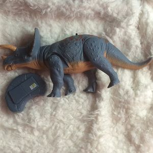 AnimalPlanet: Wireless remote control Triceratops